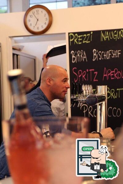 Puoi goderti l'aria fresca da seduto all'esterno di Bar Venezia