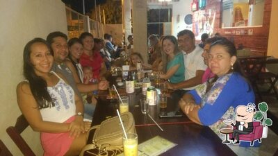 Sente em uma das mesas no Bar Do Clovis