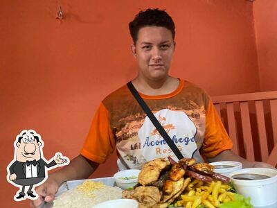 Sente em uma das mesas no Restô aconchego