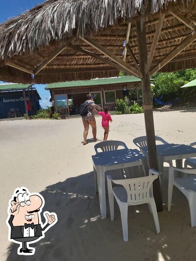 Sente em uma das mesas no Restaurante Recanto das dunas Lagoa de Jacumã