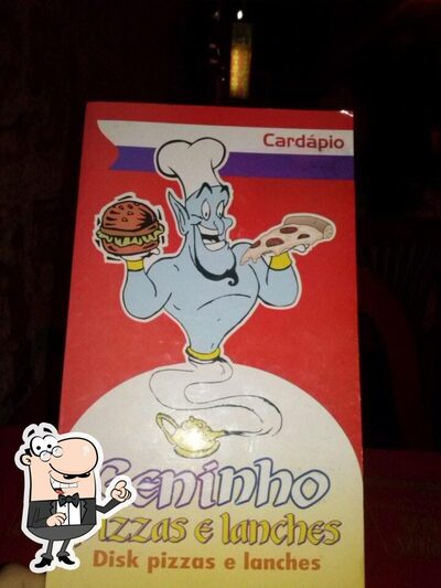 Sente em uma das mesas no Geninho Pizza e Lanches