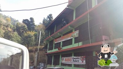 You can get some fresh air at the outside area of Manali Sweets