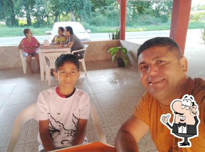 Sente em uma das mesas no Ponto do queijo