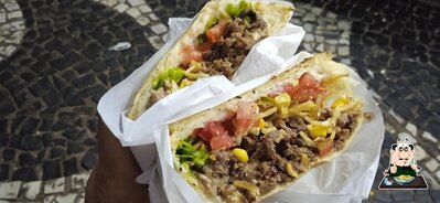 Comida em Rosa e Ryan Lanches