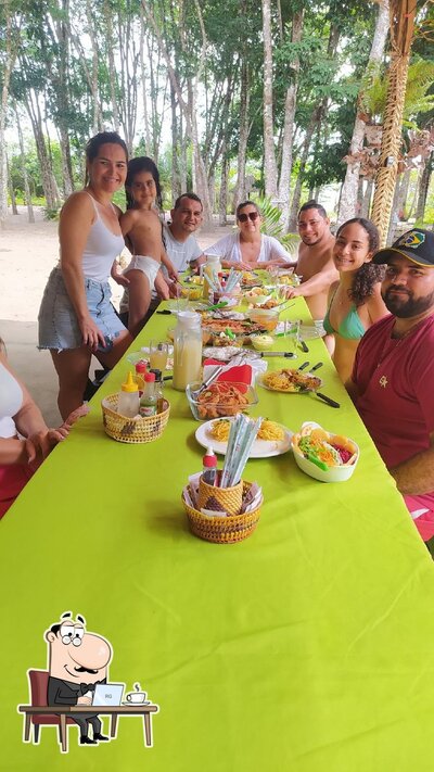Sente em uma das mesas no Restaurante e Redário NOSSA PRAIA