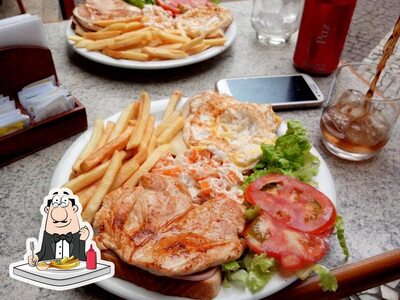 At IV Centenário Bar e Restaurante you can try French fries