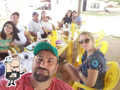Sente em uma das mesas no Pesque Pague do Valdir