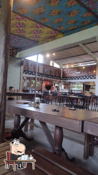 Sente em uma das mesas no Restaurante Sítio Palmital