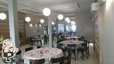 Sente em uma das mesas no Aracy Eventos