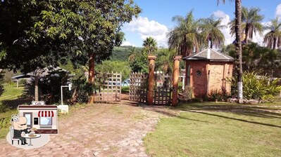 Veja a área externa do Hotel Mosteiro