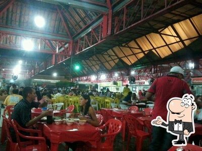Sente em uma das mesas no Sushi Dom Pedro + Impérial Burguer