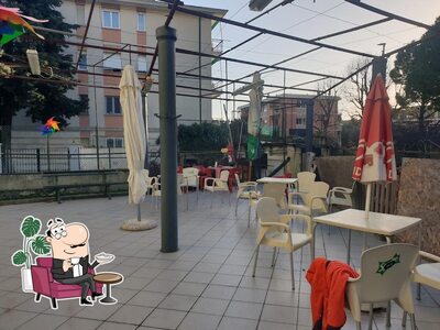 Siediti a un tavolo di Bar a cröxe