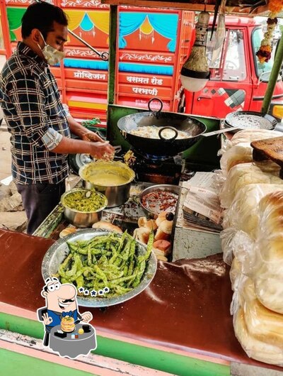 Meals at Matoshri Vadapav Center