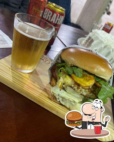 Deguste um dos hambúrgueres disponíveis no Cantinho Beer Rustic