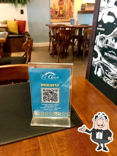 Sente em uma das mesas no Chaco Bar e Brasa Churrasco Tijuca