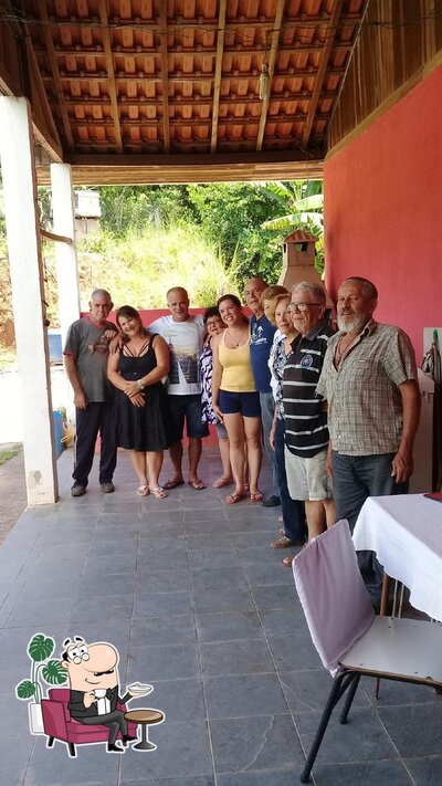Sente em uma das mesas no Doces Uai