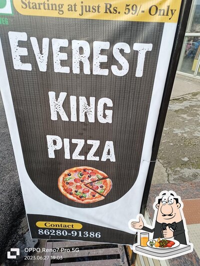 Food at EVEREST KING PIZZA