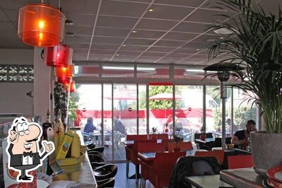 Installez-vous à l'une des tables de Stop Poulets Pizzas