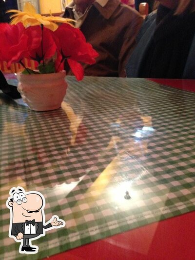 Sente em uma das mesas no Pizzaria Alto Astral