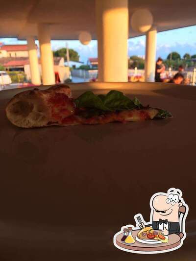 Ordina una pizza al ristorante Trattoria Pizzeria da Mimma Ricadi