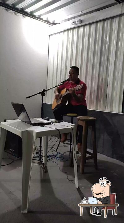 Sente em uma das mesas no CHURRASCARIA BR