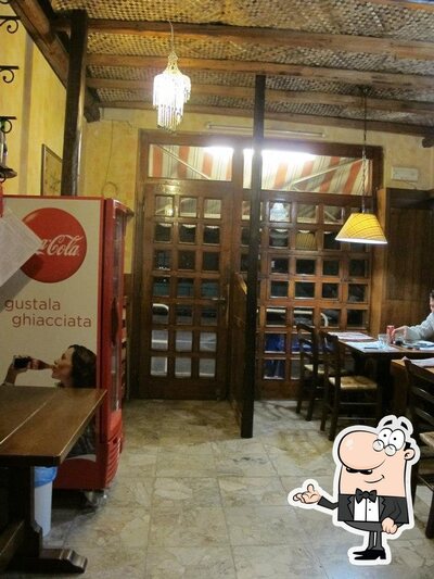 Siediti a un tavolo di Pizzeria Della Costa