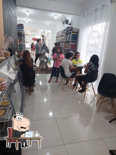 Veja imagens do interior do CAFÉ CULTURAL