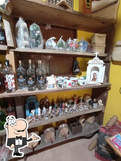 Sente em uma das mesas no REI linguiça artesanal