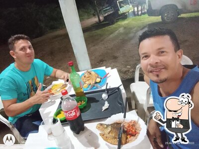 Sente em uma das mesas no Restaurante do Pindoba