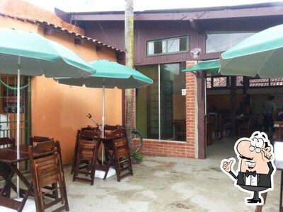 Sente em uma das mesas no Praia Grill Grelhados na Brasa
