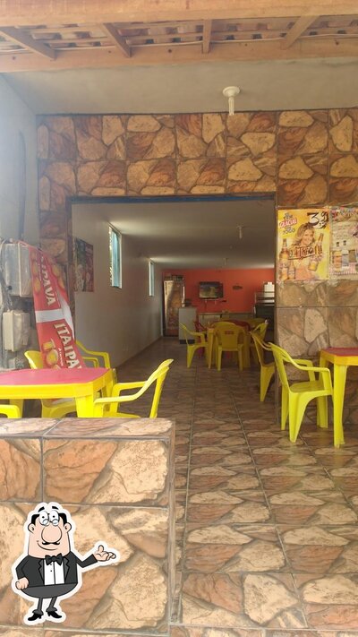 Sente em uma das mesas no Bar do Beto