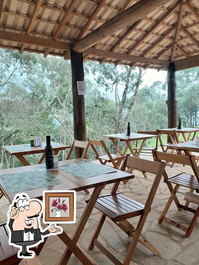 Sente em uma das mesas no "CASA DA ATRIZ" Restaurante, Pizzaria e espaco cultural criado pela atriz Rita Malot