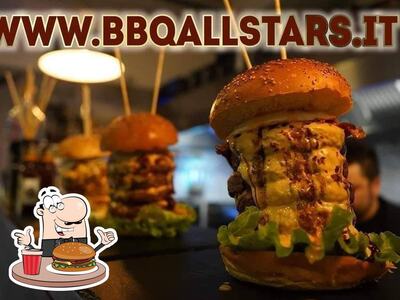 Concediti un bell'hamburger al ristorante BBQ All Stars