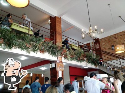 Sente em uma das mesas no Restaurante La Vita