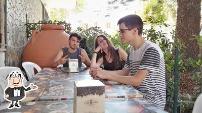 Installez-vous à l'une des tables de Gelateria Graniteria Eden