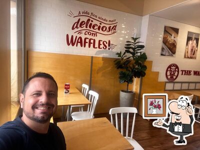 Sente em uma das mesas no The Waffle King - Anápolis