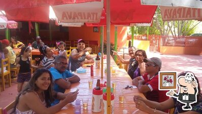 Sente em uma das mesas no Bar e Restaurante Sítio Nossa Senhora Aparecida