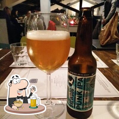 Goditi una birra con la cena
