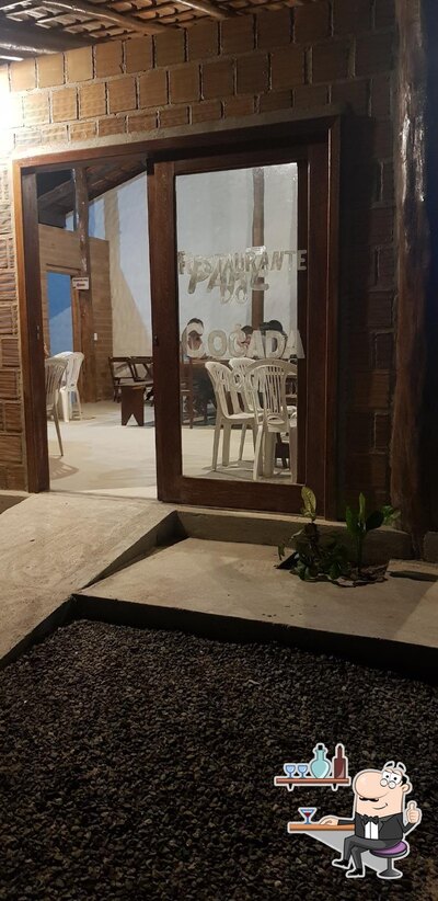 Sente em uma das mesas no Bar e Restaurante do Cocada
