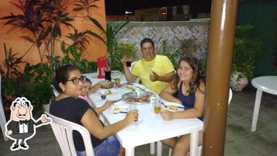 Sente em uma das mesas no Pizzaria Safari Jacumã