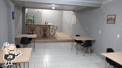 Sente em uma das mesas no Barbearia farias