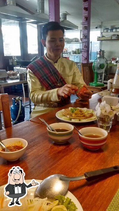 Sente em uma das mesas no Espaço Gastronômico Serrafina