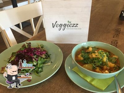 Installez-vous à l'une des tables de Veggiezz