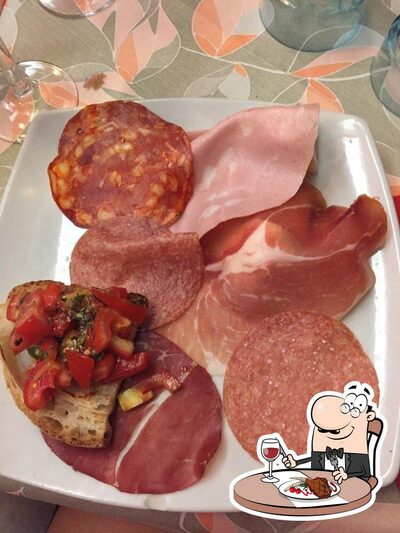 Curiosa tra l'ampia selezione di pasti a base di carne