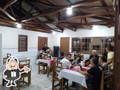 Sente em uma das mesas no Recanto do Sabor
