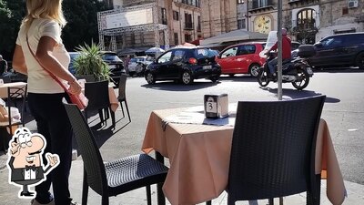 Siediti a un tavolo di Bar Bobbuccio Royal