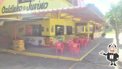 Sente em uma das mesas no Caldinho Do Juvino