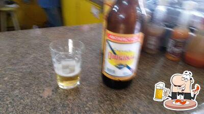 Desfute um copo de cerveja leve ou escura