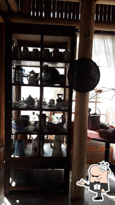 Sente em uma das mesas no Ess - Haus