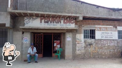 Sente em uma das mesas no Peixaria do Bié